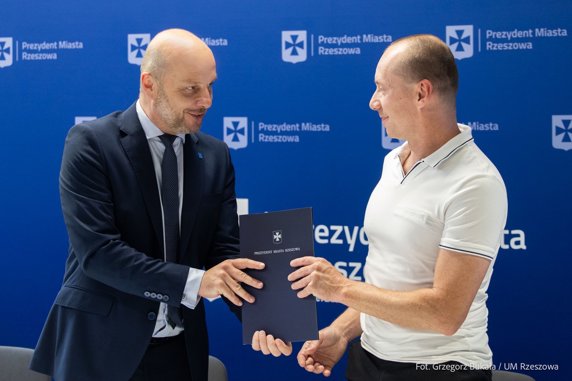 zdjęcie z uroczystego podpisania um&oacute;w z organizacjami pozarządowymi,fot. Grzegorz Bukała, Urząd Miasta Rzeszowa